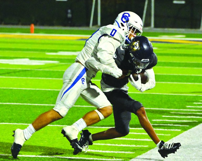 6 Hoang TD passes help Centaurs win OT game at Warren